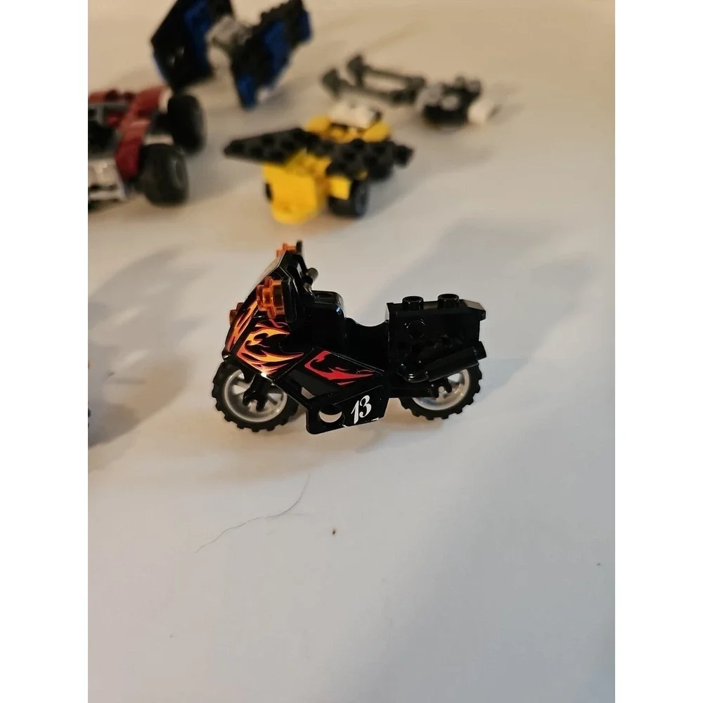 LEGO Racers 8192 Lime Racer Red Racer Motorcycles 2 Mini Figures Look At Picture